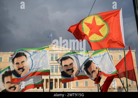 Athènes, Grèce. 16 mars 2024. Des drapeaux représentant Abdullah Öcalan, membre fondateur emprisonné du parti militant des travailleurs du Kurdistan (PKK), sont vus agiter devant le Parlement grec pendant la manifestation. Les immigrants et les personnes solidaires ont organisé un rassemblement antiraciste pour mettre en lumière les problèmes des migrants comme les refoulements aux frontières de l'UE et le Pacte européen sur la migration et l'asile. Crédit : Dimitris Aspiotis/Alamy Live News Banque D'Images