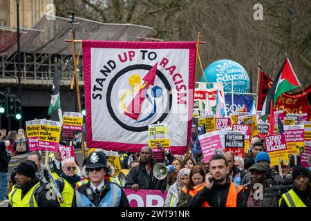 Londres, Royaume-Uni. 16 mars 2024. Les gens à une manifestation contre le racisme et la Maison contre la haine lors de la Journée des Nations Unies contre le racisme. Les manifestants défilent du Home Office à Downing Street pour un rassemblement avec des DJ et de la musique House. Credit : Stephen Chung / Alamy Live News Banque D'Images