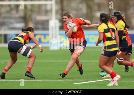 AMSTERDAM, PAYS-BAS - MARCH16 : ISA Prins joueuse de RC DIOK pendant le match de Play-off International Rugby WXV Ladies match entre les pays-Bas v Banque D'Images