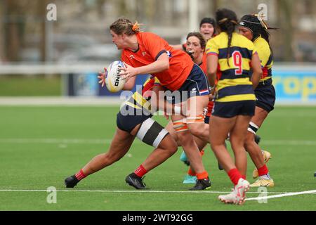 AMSTERDAM, PAYS-BAS - MARCH16 : ISA Prins joueuse de RC DIOK pendant le match de Play-off International Rugby WXV Ladies match entre les pays-Bas v Banque D'Images