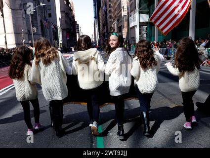 New York, États-Unis. 15 mars 2024. Les enfants marchent dans le préparé Patrick's Day Parade sur la Cinquième Avenue à New York le samedi 16 mars 2024. Photo de John Angelillo/UPI crédit : UPI/Alamy Live News Banque D'Images