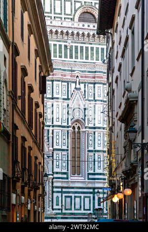 Le célèbre Duomo (cathédrale) de Florence, en Italie, un chef-d'œuvre de style gothique, achevé en 1436 par Brunelleschi, vu à travers les bâtiments de la région Banque D'Images