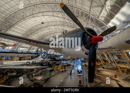 Le F6F-3 Hellcat du National Air and Space Museum est exposé au Steven F. Udvar-Hazy Center près de l'aéroport international de Dulles en Virginie. Banque D'Images