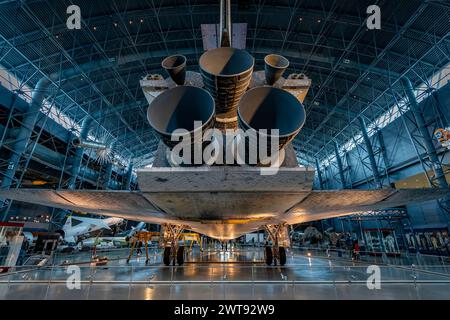Vue de la navette spatiale Discovery, située dans le hangar spatial James S. McDonnell dans le Steven F. Udvar-Hazy Center, National Air and Space Museum. Banque D'Images