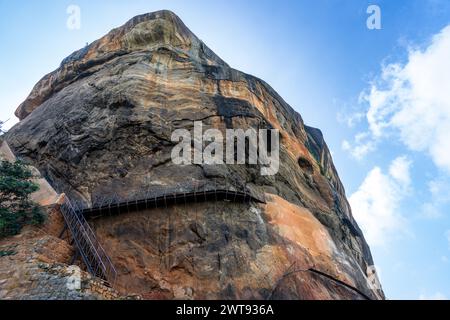Les touristes se préparent à monter au sommet du rocher Sigiriya, en tenant sur la rampe, avec une vue panoramique sur le site. Dambulla, Sri Lanka. Banque D'Images