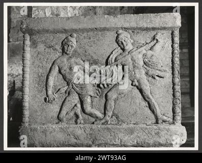 Lazio Viterbo Tuscania Museo Comunale2. Hutzel, Max 1960-1990 Antiquités : sarcofages étrusques Max Hutzel (1911-1988) photographe et érudit d'origine allemande photographié en Italie du début des années 1960 jusqu'à sa mort. Le résultat de ce projet, appelé Foto Arte Minore par Hutzel, est une documentation approfondie du développement historique de l'art en Italie jusqu'au XVIIIe siècle, y compris des objets des Étrusques et des Romains, ainsi que des monuments médiévaux, romans, gothiques, Renaissance et baroques. Les images sont organisées par région géographique en Italie, puis par province, ville, complexe de site et Banque D'Images