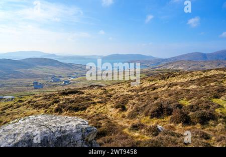 Vue sur le village de Castlebay et le château de Kisimul depuis la colline de Heaval, île de Barra, Hébrides extérieures, Écosse, Royaume-Uni Banque D'Images