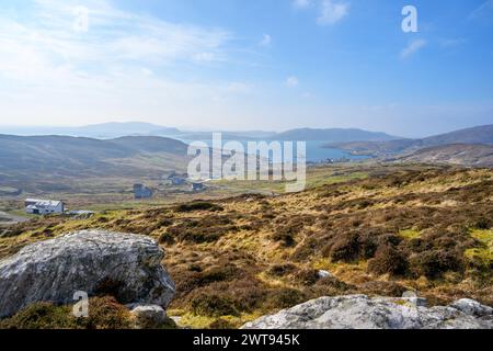 Vue sur le village de Castlebay et le château de Kisimul depuis la colline de Heaval, île de Barra, Hébrides extérieures, Écosse, Royaume-Uni Banque D'Images