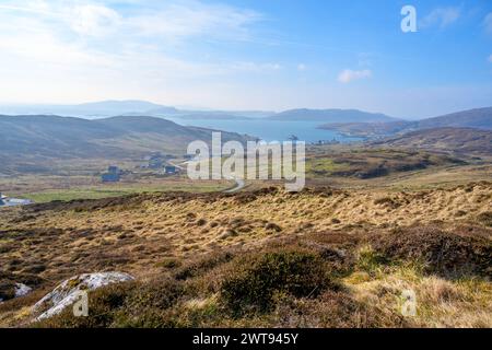 Vue sur le village de Castlebay et le château de Kisimul depuis la colline de Heaval, île de Barra, Hébrides extérieures, Écosse, Royaume-Uni Banque D'Images