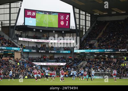 L'écran géant des stades montre 9 minutes d'ajout à l'heure jouées pendant le match de premier League à Turf Moor, Burnley. Date de la photo : samedi 16 mars 2024. Banque D'Images