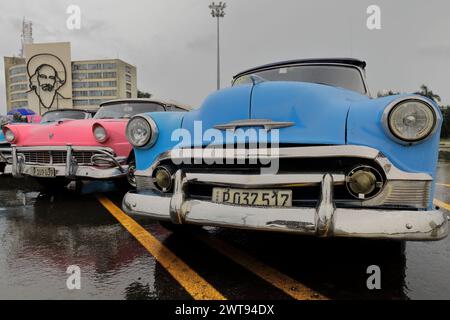 078 voitures américaines classiques bleu-rose-bleu -almendron, char de yank Chevrolet-Ford-Chevrolet- du 1950-56-53 stationnées sur la Plaza de la Revolucion. La Havane-Cuba Banque D'Images