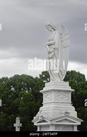 Statue d'ange féminin sur un piédestal, tous deux en marbre blanc, dans le cimetière du Cementerio de Colon connu pour ses nombreux mémoriaux sculptés, estima Banque D'Images