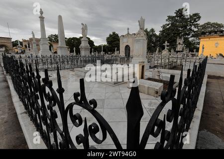 086 Groupe de sculptures en marbre au sommet de somptueuses tombes sur l'avenue Avenida Cristobal Colon, côté ouest, cimetière Cementerio de Colon. La Havane-Cuba. Banque D'Images