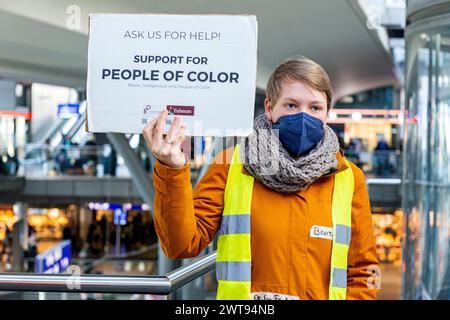 Aide pour les gens de couleur à Berlin s Hbf Berlin, Allemagne. Jeune adulte, femme caucasienne tenant une pancarte, offrant aide et aide aux victimes de guerre colorées et aux réfugiés en fuite pour l'invasion russe en Ukraine. La gare ferroviaire est le point central de la réception des victimes de guerre ukrainiennes et des réfugiés, qui ont fui l'opération militaire russe dans leur pays. De Berlin, ils se sont étendus à travers l'Europe pour trouver un endroit plus final pour vivre et travailler. Berlin Hbf / Hauptbahnhof Berlin Allemagne Copyright : xGuidoxKoppesx Banque D'Images