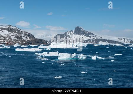 Paysage de montagne Antarctique avec glace flottante sur la mer. Banque D'Images