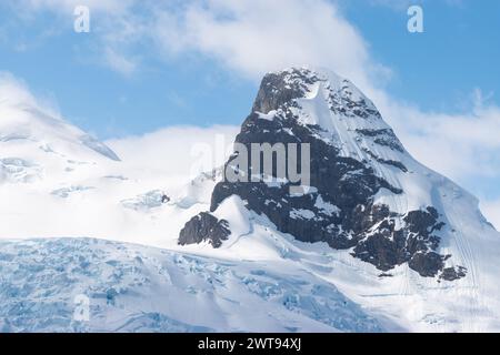 Montagne enneigée en Antarctique. Banque D'Images