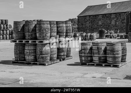 La distillerie Kilbeggan est située sur la rivière Brosna dans la ville de Kilbeggan, dans le comté de Westmeath, en Irlande. Il fait actuellement partie du Beam Suntory Banque D'Images