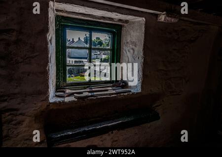 La distillerie Kilbeggan est située sur la rivière Brosna dans la ville de Kilbeggan, dans le comté de Westmeath, en Irlande. Il fait actuellement partie du Beam Suntory Banque D'Images