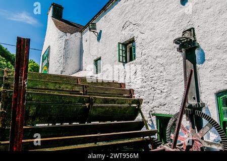 La distillerie Kilbeggan est située sur la rivière Brosna dans la ville de Kilbeggan, dans le comté de Westmeath, en Irlande. Il fait actuellement partie du Beam Suntory Banque D'Images