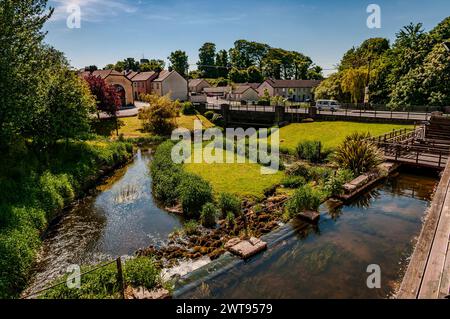 La distillerie Kilbeggan est située sur la rivière Brosna dans la ville de Kilbeggan, dans le comté de Westmeath, en Irlande. Il fait actuellement partie du Beam Suntory Banque D'Images