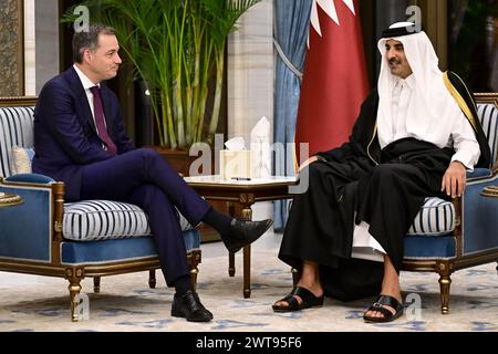 Doha, Qatar. 16 mars 2024. Le premier ministre Alexander de Croo et l’émir du Qatar Tamim Bin Hamad Al-Thani photographiés lors d’une mission du premier ministre belge, samedi 16 mars 2024 à Doha, Qatar. Le premier ministre effectue une visite de trois jours en Jordanie, au Qatar et en Égypte. BELGA PHOTO DIRK WAEM crédit : Belga News Agency/Alamy Live News Banque D'Images