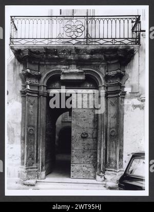 Abruzzes Aquila Sulmona vues générales. Hutzel, Max 1960-1990 vues de la Piazza Garibaldi, qui comprennent des vues de diverses façades d'église, telles que S. Maria del Carmine, S. Chiara et S. Filippo. Vues extérieures de la Biblioteca Comunale, Palazzo Migliorati, S. Francesco della Scarpa, S. Caterina, Piazza XX Settembre et la Fontana del Vecchio. Une vue de l'aqueduc se trouve dans la collection de base médiévale. Photographe et érudit d'origine allemande Max Hutzel (1911-1988) photographié en Italie du début des années 1960 jusqu'à sa mort. Le résultat de ce projet, désigné par Hutzel comme Foto Art Banque D'Images