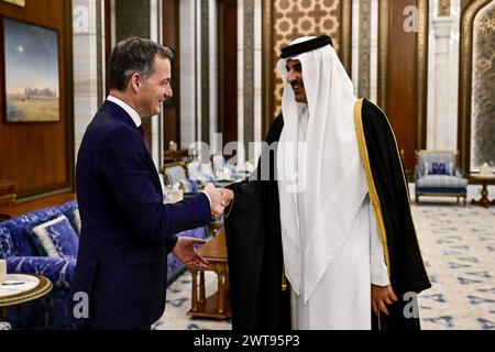 Doha, Qatar. 16 mars 2024. Le premier ministre Alexander de Croo et l’émir du Qatar Tamim Bin Hamad Al-Thani photographiés lors d’une mission du premier ministre belge, samedi 16 mars 2024 à Doha, Qatar. Le premier ministre effectue une visite de trois jours en Jordanie, au Qatar et en Égypte. BELGA PHOTO DIRK WAEM crédit : Belga News Agency/Alamy Live News Banque D'Images