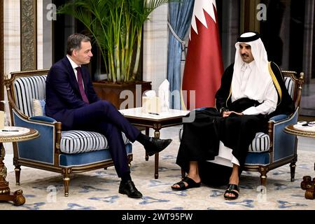 Doha, Qatar. 16 mars 2024. Le premier ministre Alexander de Croo et l’émir du Qatar Tamim Bin Hamad Al-Thani photographiés lors d’une mission du premier ministre belge, samedi 16 mars 2024 à Doha, Qatar. Le premier ministre effectue une visite de trois jours en Jordanie, au Qatar et en Égypte. BELGA PHOTO DIRK WAEM crédit : Belga News Agency/Alamy Live News Banque D'Images