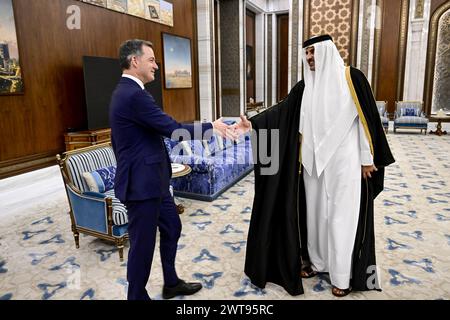 Doha, Qatar. 16 mars 2024. Le premier ministre Alexander de Croo et l’émir du Qatar Tamim Bin Hamad Al-Thani photographiés lors d’une mission du premier ministre belge, samedi 16 mars 2024 à Doha, Qatar. Le premier ministre effectue une visite de trois jours en Jordanie, au Qatar et en Égypte. BELGA PHOTO DIRK WAEM crédit : Belga News Agency/Alamy Live News Banque D'Images