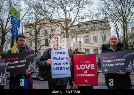 Londres, Royaume-Uni. 16 mars 2024. Global LGBT+ s'exprime à l'ambassade de Russie. Peter Tatchell (2e à gauche), militant pour les droits humains, et d'autres partisans se rassemblent en face de l'ambassade de Russie dans l'ouest de Londres. Les personnes LGBT+ continuent d’être la cible de la propagande anti-LGBT et des lois sur les agents étrangers dans la Russie de Poutine. La Russie a désigné les groupes LGBT+ comme des groupes « extrémistes » aux côtés des nazis et des terroristes, les groupes LGBT+ risquant jusqu’à 12 ans de prison. Afficher le drapeau arc-en-ciel reste illégal avec des peines de 15 jours de prison pour la première infraction et de 4 ans pour les infractions répétées. Crédit : Guy Corbishley/Alamy Live News Banque D'Images