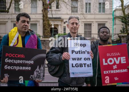 Londres, Royaume-Uni. 16 mars 2024. Global LGBT+ s'exprime à l'ambassade de Russie. Peter Tatchell, militant pour les droits de l'homme (au centre), et d'autres partisans se rassemblent face à l'ambassade de Russie dans l'ouest de Londres. Les personnes LGBT+ continuent d’être la cible de la propagande anti-LGBT et des lois sur les agents étrangers dans la Russie de Poutine. La Russie a désigné les groupes LGBT+ comme des groupes « extrémistes » aux côtés des nazis et des terroristes, les groupes LGBT+ risquant jusqu’à 12 ans de prison. Afficher le drapeau arc-en-ciel reste illégal avec des peines de 15 jours de prison pour la première infraction et de 4 ans pour les infractions répétées. Crédit : Guy Corbishley/Alamy Live News Banque D'Images