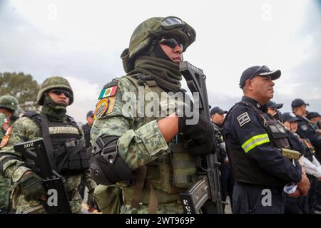 Ecatepec de Morelos, Mexique. 15 mars 2024. 15 mars 2024, Ecatepec de Morelos, Mexique : membres de l'armée mexicaine lors du départ d'une opération de sécurité appelée 'Rastrillo' pour lutter contre la criminalité dans la municipalité d'Ecatepec. Plus de 1 300 éléments du Bureau du Procureur général de la République (FGR), du Bureau du Procureur général de l'État du Mexique (FGJEM) et de la police d'État participent à l'opération. Le 15 mars 2024 à Ecatepec de Morelos, Mexique. (Photo de Rick Cruz/Eyepix Group/SIPA USA) crédit : SIPA USA/Alamy Live News Banque D'Images