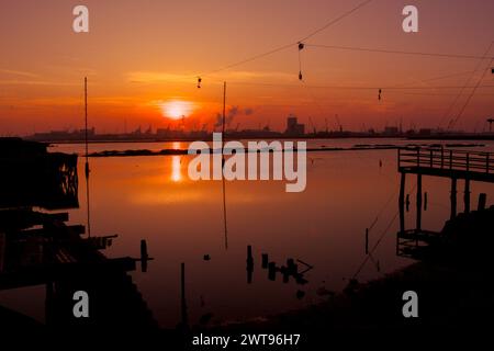 Coucher de soleil à Pialassa Piomboni, Ravenne (Italie) Banque D'Images