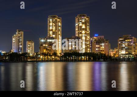 Ashdod Marina Lake – un nouveau lac artificiel construit dans le quartier de Marina (hébreu : רובע המרינה) d'Ashdod dans le sud d'Israël Banque D'Images