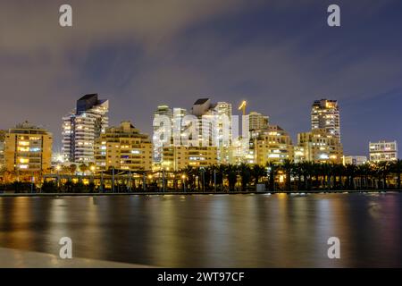 Ashdod Marina Lake – un nouveau lac artificiel construit dans le quartier de Marina (hébreu : רובע המרינה) d'Ashdod dans le sud d'Israël Banque D'Images