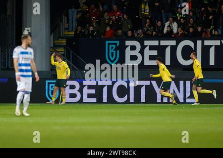 SITTARD, PAYS-BAS - 16 MARS : Kaj Sierhuis de Fortuna Sittard célèbre son but lors du match Fortuna Sittard entre Pec Zwolle au Fortuna Sittard Stadion le 16 mars 2024 à Sittard, pays-Bas. (Photo de Orange Pictures) crédit : Orange pics BV/Alamy Live News Banque D'Images