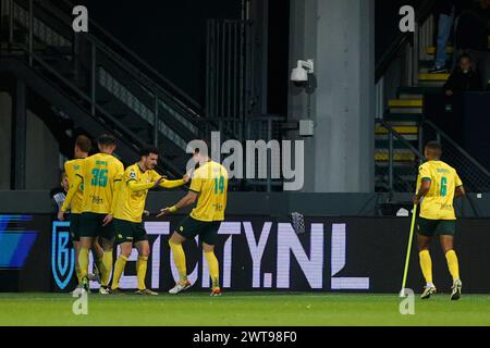 SITTARD, PAYS-BAS - 16 MARS : Kaj Sierhuis de Fortuna Sittard célèbre son but lors du match Fortuna Sittard entre Pec Zwolle au Fortuna Sittard Stadion le 16 mars 2024 à Sittard, pays-Bas. (Photo de Orange Pictures) crédit : Orange pics BV/Alamy Live News Banque D'Images