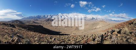 Panorama surplombant les collines de l'Alabama jusqu'aux montagnes High Sierra Nevada dans l'est de la Californie près de Lone Pine Banque D'Images