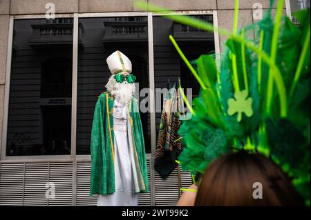 Madrid, Espagne. 16 mars 2024. Un homme habillé en Saint Patrick lors de la célébration du défilé de la Saint Patrick. Plus de 500 cornayeurs ont parcouru les rues du centre de Madrid pour célébrer la Saint Patrick. Crédit : Marcos del Mazo/Alamy Live News Banque D'Images