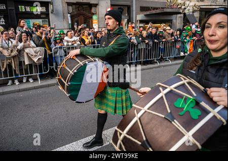 Madrid, Espagne. 16 mars 2024. Des gens jouant de la musique pendant la célébration du défilé de la Saint Patrick. Plus de 500 cornayeurs ont parcouru les rues du centre de Madrid pour célébrer la Saint Patrick. Crédit : Marcos del Mazo/Alamy Live News Banque D'Images