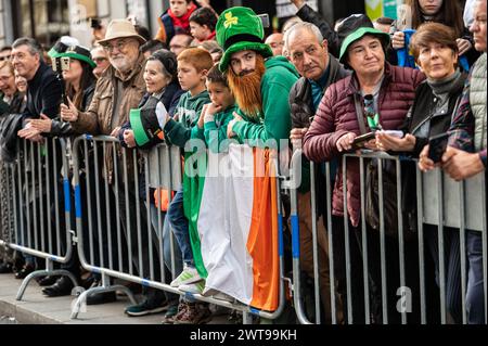 Madrid, Espagne. 16 mars 2024. Les gens regardant la parade de la fête de la Saint Patrick. Plus de 500 cornayeurs ont parcouru les rues du centre de Madrid pour célébrer la Saint Patrick. Crédit : Marcos del Mazo/Alamy Live News Banque D'Images