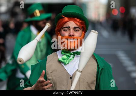 Madrid, Espagne. 16 mars 2024. Jongleur lors de la célébration du défilé de la Saint Patrick. Plus de 500 cornayeurs ont parcouru les rues du centre de Madrid pour célébrer la Saint Patrick. Crédit : Marcos del Mazo/Alamy Live News Banque D'Images