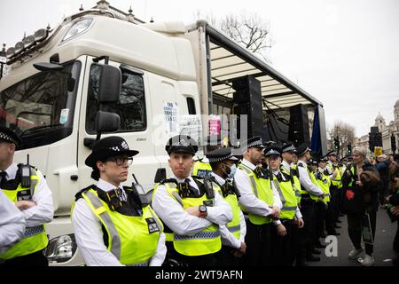 À la fin de la marche « Stop the Hate » à Whitehall, avec de la musique de protestation toujours en circulation, la police a déclaré la fin de la manifestation et s'est déplacée pour accéder au camion de musique, signalant la fin. L'événement s'est terminé par l'arrestation de deux individus et d'un petit groupe de manifestants qui sont restés 45 minutes supplémentaires, s'opposant catégoriquement aux actions de la police. Crédit : Sinai Noor/Alamy Live News Banque D'Images