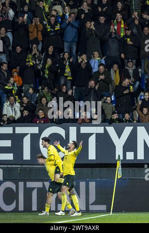 SITTARD - (de gauche à droite) Kaj Sierhuis de Fortuna Sittard, Oguzhan Ozyakup de Fortuna Sittard, Mitchell Dijks de Fortuna Sittard Cheer après le 1-0 par Kaj Sierhuis de Fortuna Sittard (à gauche) lors du match néerlandais Eredivisie entre Fortuna Sittard et Pec Zwolle dans le Fortuna Sittard le 16 mars, 2024 à Sittard, pays-Bas. ANP MARCEL VAN HOORN Banque D'Images