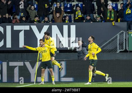 SITTARD - (de gauche à droite) Kaj Sierhuis de Fortuna Sittard, Oguzhan Ozyakup de Fortuna Sittard, Mitchell Dijks de Fortuna Sittard Cheer après le 1-0 par Kaj Sierhuis de Fortuna Sittard (à gauche) lors du match néerlandais Eredivisie entre Fortuna Sittard et Pec Zwolle dans le Fortuna Sittard le 16 mars, 2024 à Sittard, pays-Bas. ANP MARCEL VAN HOORN Banque D'Images