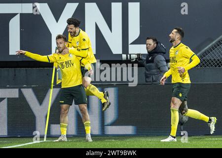 SITTARD - (de gauche à droite) Kaj Sierhuis de Fortuna Sittard, Oguzhan Ozyakup de Fortuna Sittard, Mitchell Dijks de Fortuna Sittard Cheer après le 1-0 par Kaj Sierhuis de Fortuna Sittard (à gauche) lors du match néerlandais Eredivisie entre Fortuna Sittard et Pec Zwolle dans le Fortuna Sittard le 16 mars, 2024 à Sittard, pays-Bas. ANP MARCEL VAN HOORN Banque D'Images
