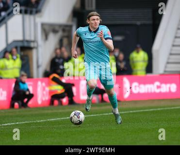 Pride Park, Derby, Derbyshire, Royaume-Uni. 16 mars 2024. League One Football, Derby County contre Bolton Wanderers ; Jon Dadi Bodvarsson de Bolton Wanderers court avec le ballon crédit : action plus Sports/Alamy Live News Banque D'Images