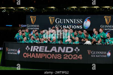 16 mars 2024 ; Aviva Stadium, Dublin, Irlande : six Nations International Rugby, Irlande contre Écosse ; l'équipe irlandaise avec son trophée Banque D'Images