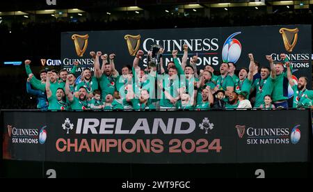 16 mars 2024 ; Aviva Stadium, Dublin, Irlande : six Nations International Rugby, Irlande contre Écosse ; l'équipe irlandaise avec son trophée Banque D'Images