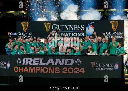 16 mars 2024 ; Aviva Stadium, Dublin, Irlande : six Nations International Rugby, Irlande contre Écosse ; l'équipe irlandaise avec son trophée Banque D'Images